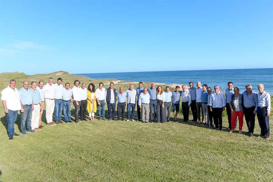 Alberto Fernández abogó por un “país federal y más igualitario” luego de su reunión con intendentes