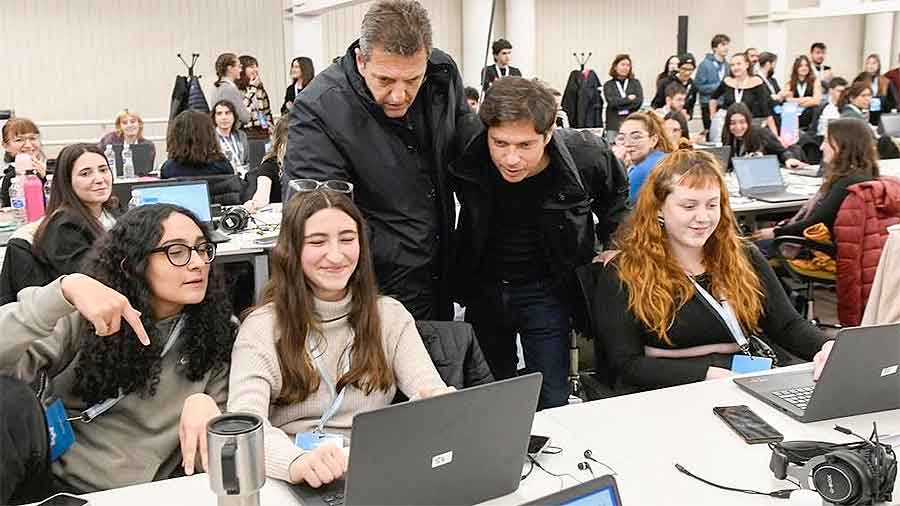 Massa y Kicillof visitaron el centro de cómputos de Unión por la Patria