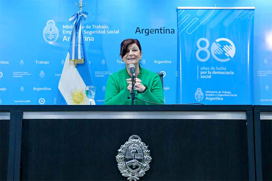 Conferencias de prensa: Olmos dio detalles de las medidas y dijo que “el FMI actúa como el usurero del barrio”