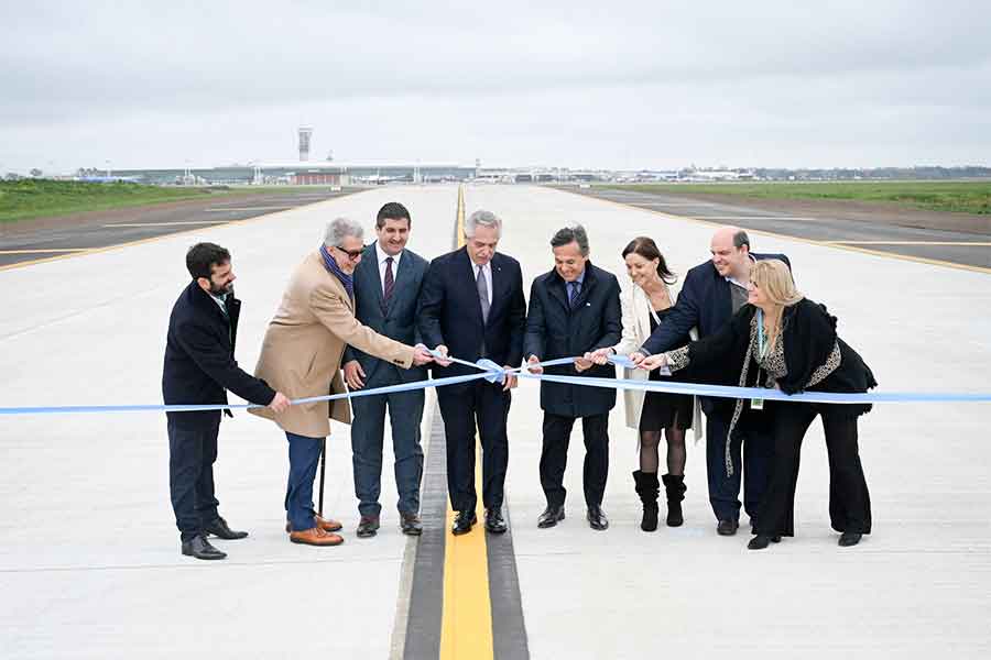 El presidente inauguró la nueva calle de rodaje en Ezeiza