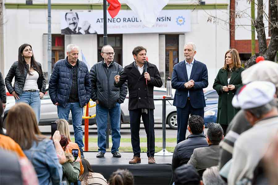 Kicillof inauguró el ateneo Raúl Alfonsín en La Plata acompañado por dirigentes de origen radical