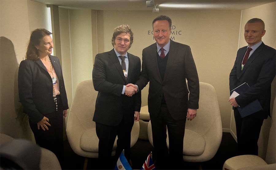 El presidente Milei se reunió en Davos con el canciller británico Cameron
