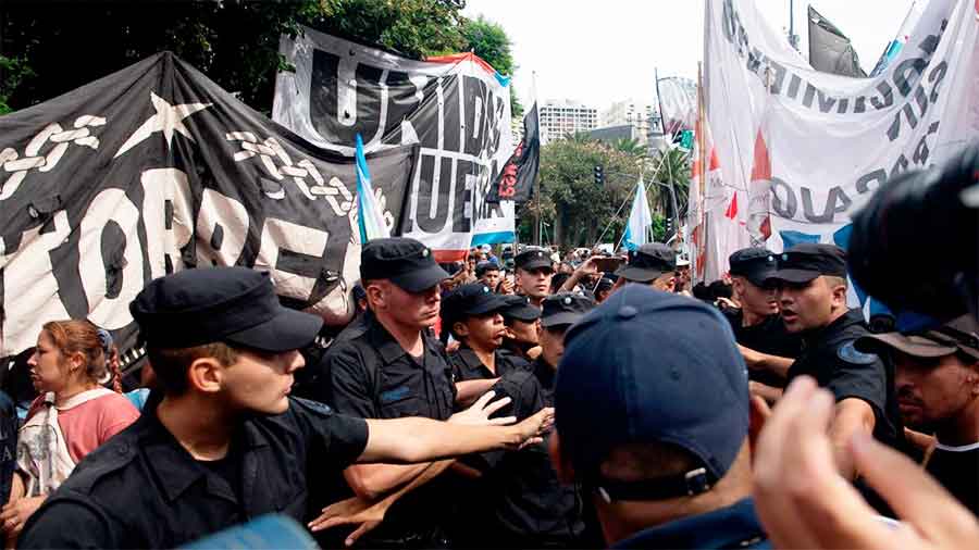 Incidentes, golpes y gas pimienta en la protesta de las organizaciones sociales