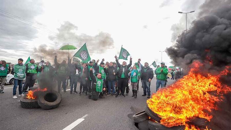 Con Aguiar a la cabeza, ATE ya bloquea el aeropuerto de Córdoba y declara “persona no grata” a Milei