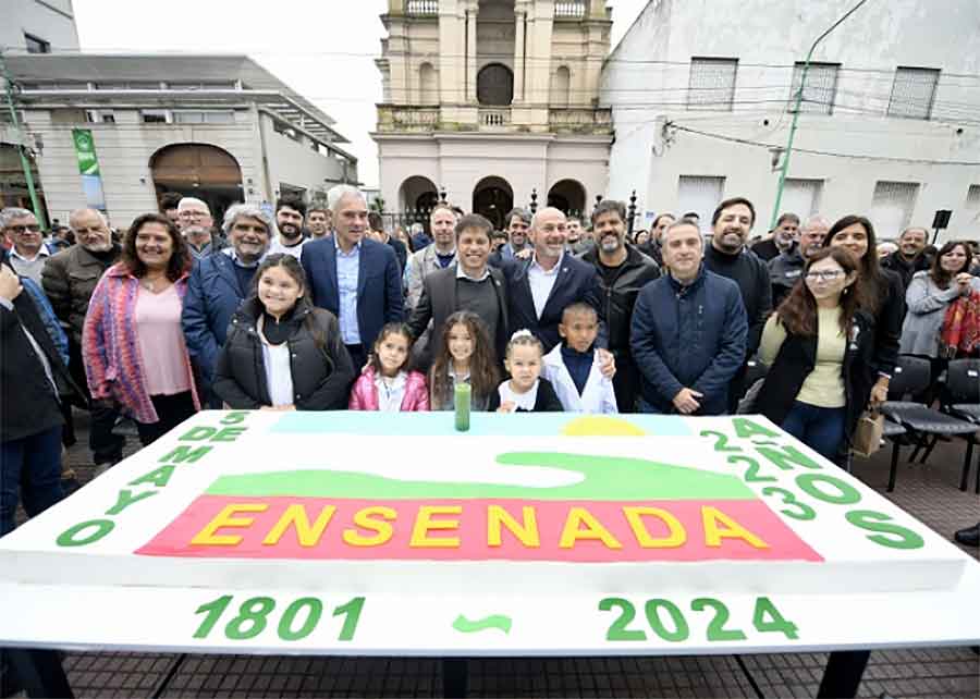 Kicillof y Secco encabezaron el acto por el 223° aniversario de Ensenada