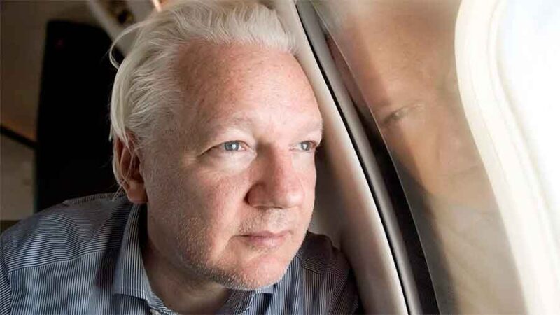 Rumbo a la libertad, Assange dejó Tailandia y sigue viaje para declarar en un territorio estadounidense en el Pacífico 