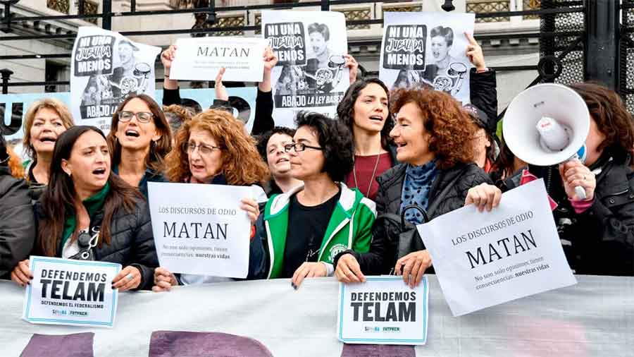 “Ni una jubilada menos”, “Ni una lesbiana menos” y “Abajo la Ley de Bases y el DNU”, entre las consignas de la marcha de Ni Una Menos que se realiza este lunes